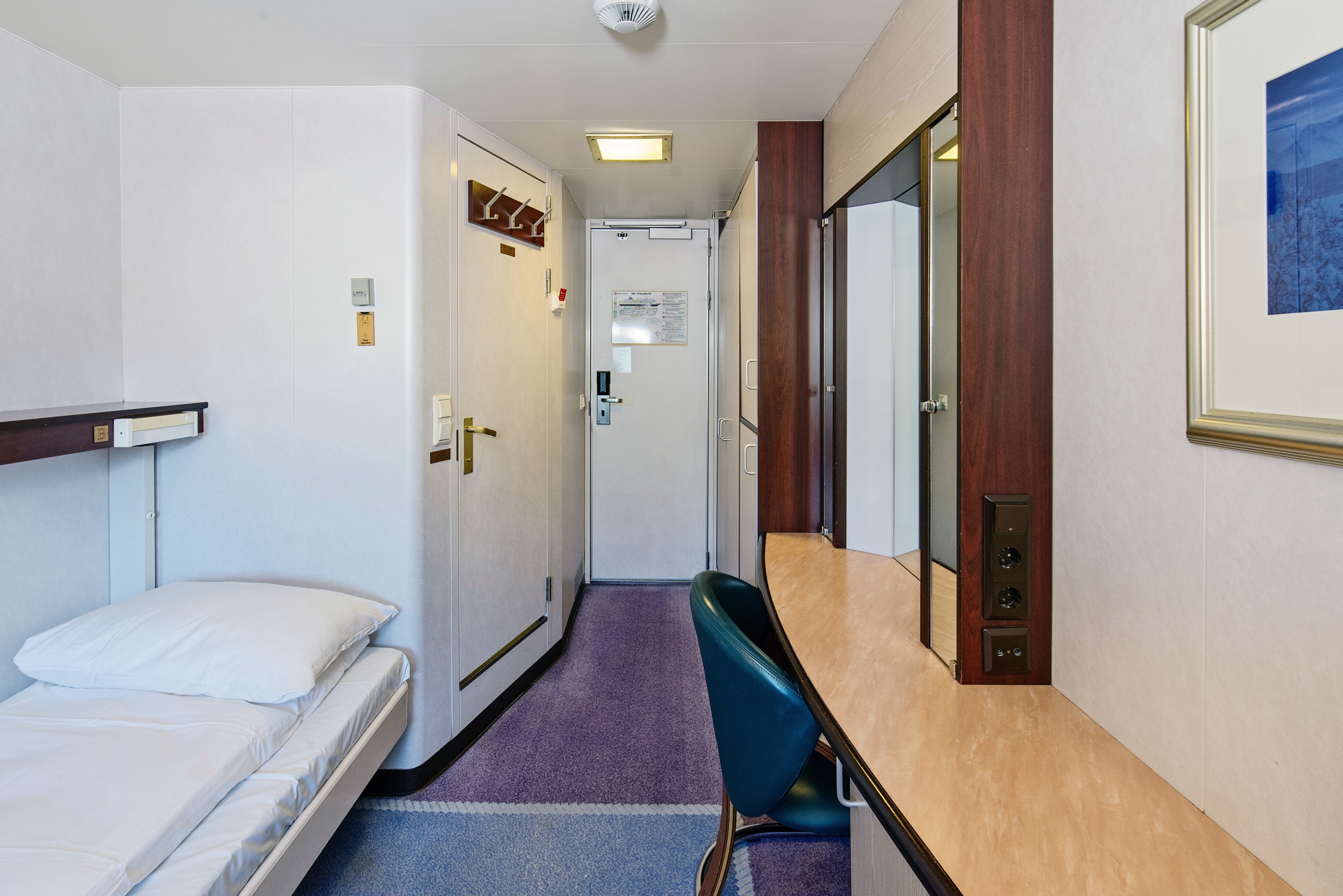 Polar Outside | Twin bunk beds on middle deck with window